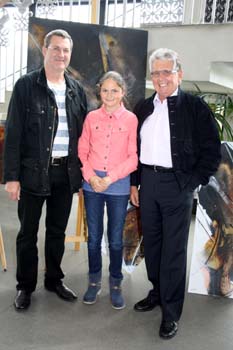 Dr. Robert Adam mit Tochter Maja und Friedrich Winkler. Foto: Andrea Pollakr