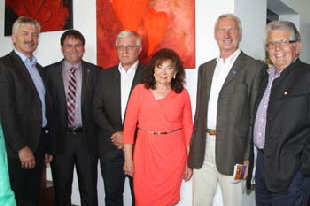 Heidi Winkler mit Bürgermeistern aus ihrer Heimat. Foto: Andrea Pollak