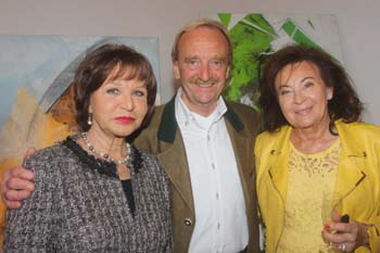 Frederic W. Hollay und Gattin Susanne Thiemann-Hollay mit Heidi Winkler. Foto: Andrea Pollak